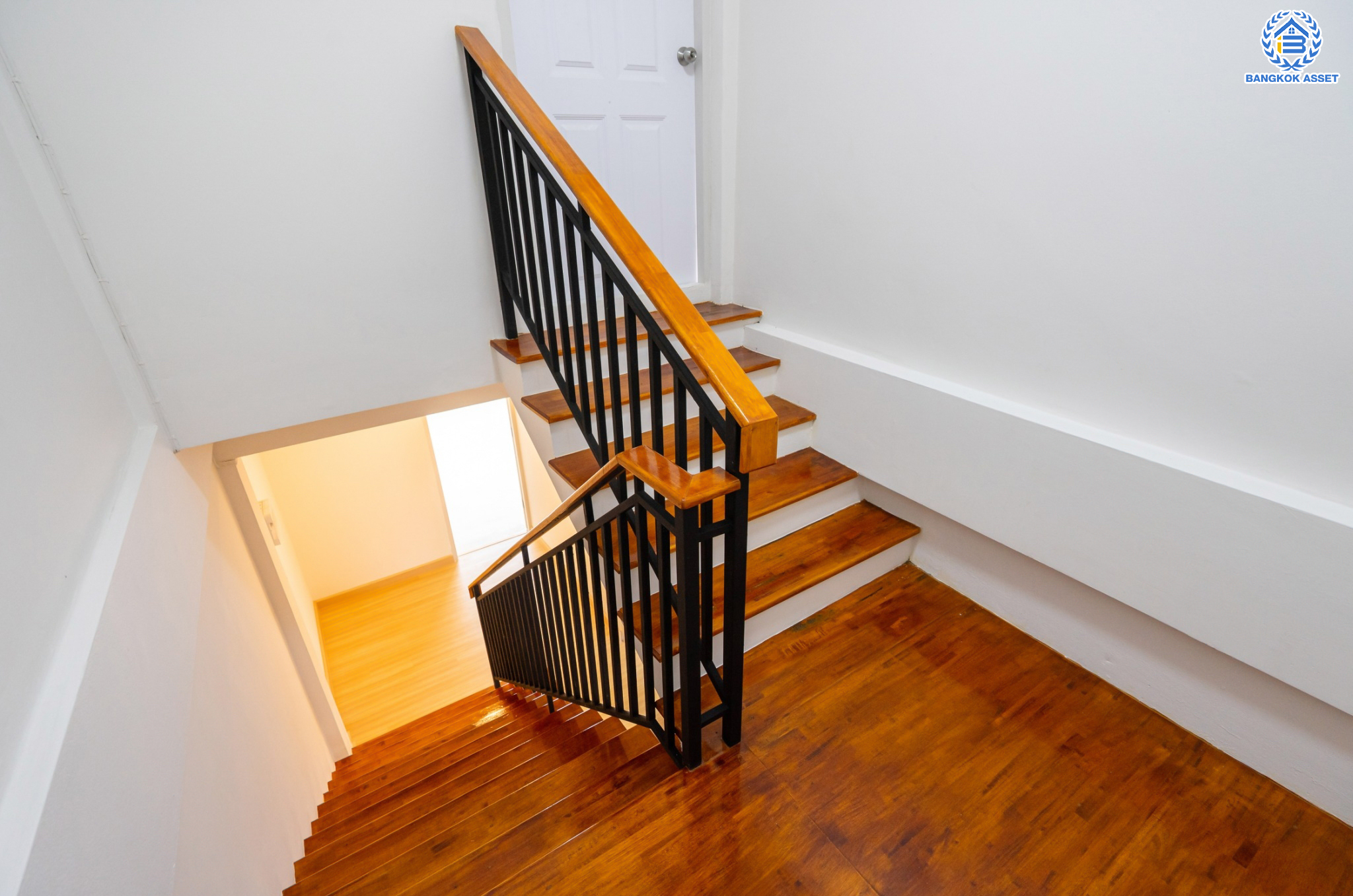 บ้านมือสองตกแต่งใหม่ ม.ยิ่งโอฬาร ดอนเมือง ทาวน์โฮม 3 ชั้น หลังใหญ่ เนื้อที่ 32.2 ตร.ว. ฟังก์ชัน 4 ห้องนอน 5 ห้องน้ำ จอดรถได้ 1 คัน บนทำเลศักยภาพ หน้าโครงการติดถนนวิภาวดี ใกล้สนามบินดอนเมือง ฟิวเจอร์พาร์ครังสิต, ม.รังสิต จุดขึ้นทางด่วน และรถไฟฟ้าสายสีแดง "สถานีดอนเมือง"